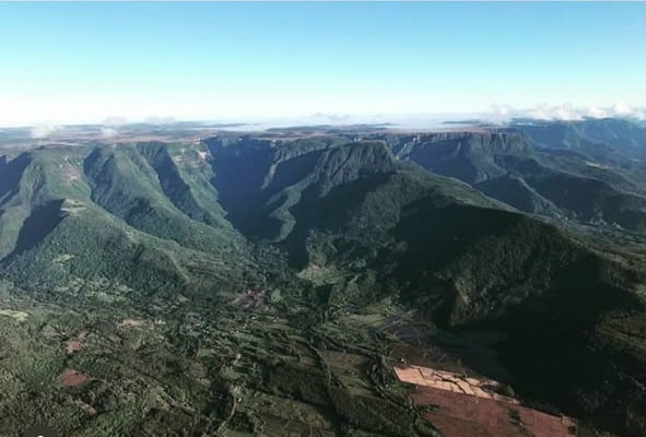 Vista aérea de Praia Grande, Santa Catarina, com os cânions ao fundo, registrada no primeiro voo de balão em 6 de abril de 2016.