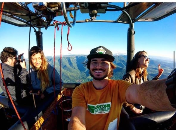 Passageiros e piloto durante voo de balão sobre os cânions de Praia Grande, Santa Catarina.