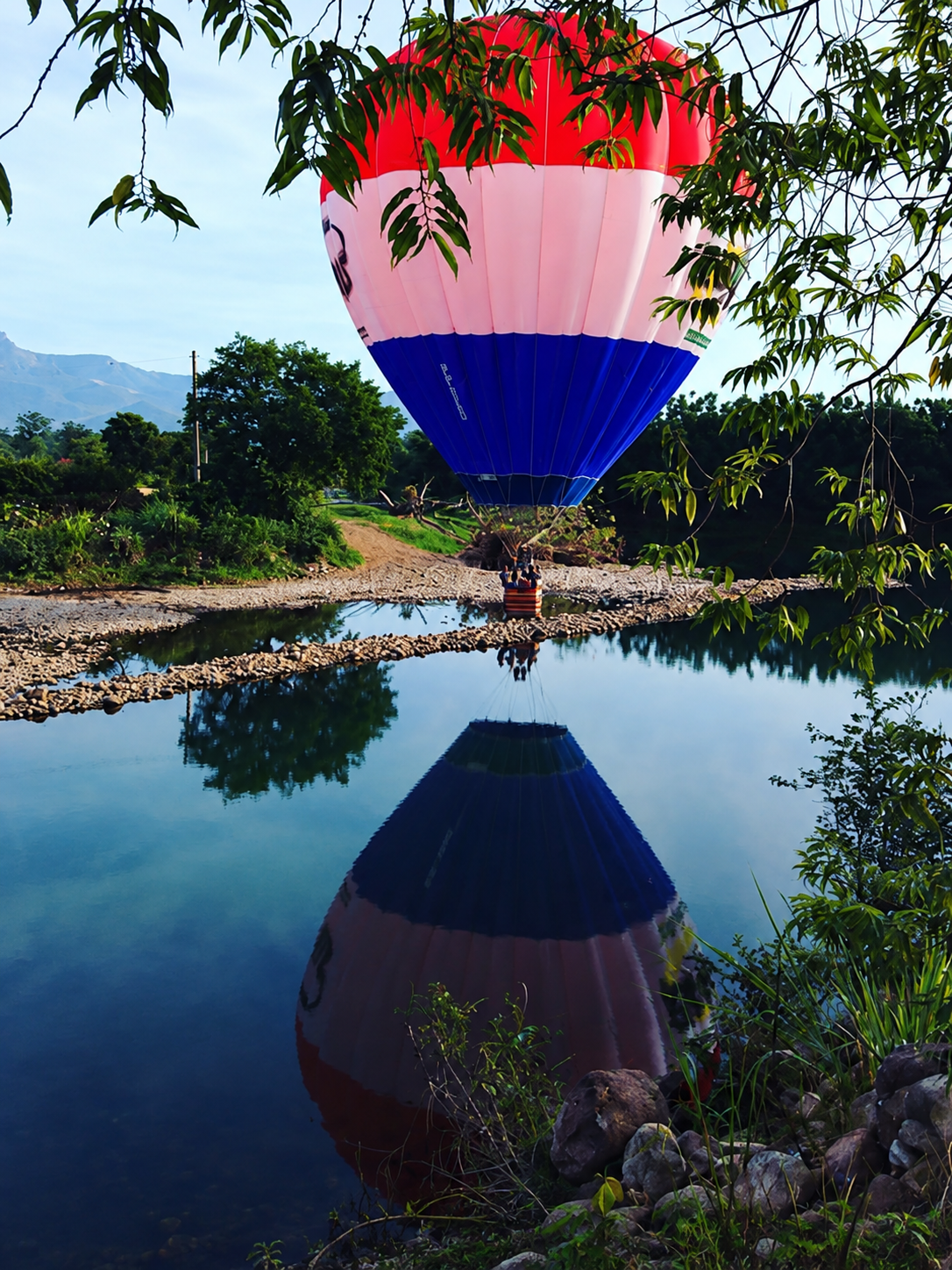 Balão de ar quente refletido na água em Praia Grande, Santa Catarina.