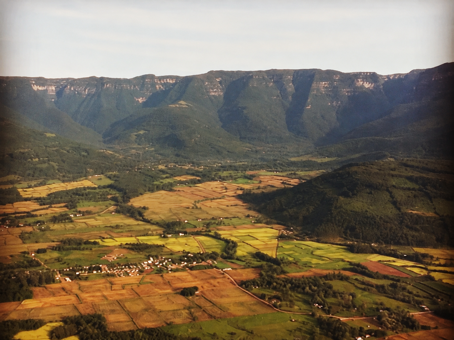Vista aérea de Praia Grande, Santa Catarina, cercada pelos cânions.